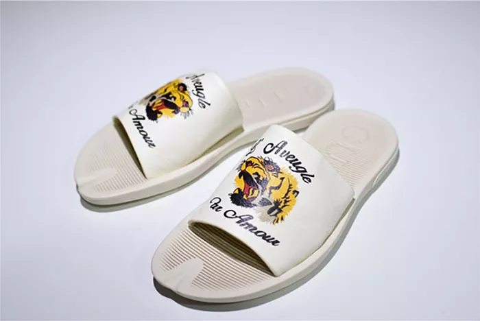 GUCCI Leather SLIDE SANDAL WHITE WITH TIGER WOMENS 1K969E 3F7U F0089