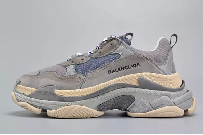 BALENCIAGA 17FW TRIPLE S WASHED SHOW SNEA GREY  MENS AED2900